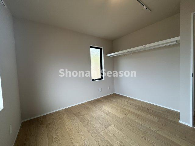 【洋室】 | 魅せる収納が楽しめるオープンクローゼット◎
間仕切りなしで、空間に奥行きが生まれます♪