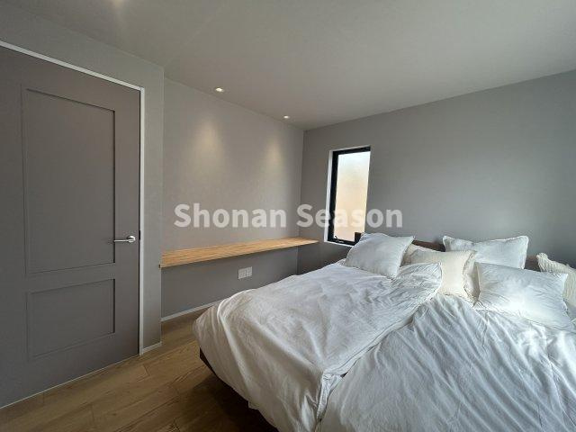 【洋室】 | あると便利なカウンター！
椅子を用意するだけで、メイクスペースが完成します♪