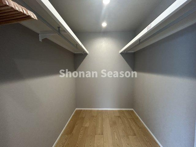 【収納】 | 大容量のウォークインクローゼット◎
洋服だけでなく、季節物もたっぷり収納可能です♪