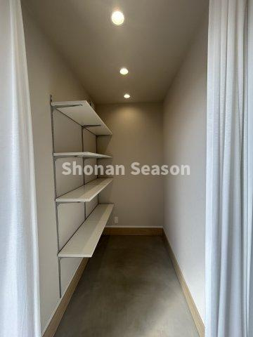 【玄関】 | 玄関にある土間収納！
履物・かさばるベビーカーもスッキリ片付きます♪