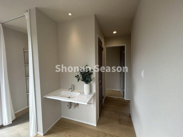 【内装】 | １階にはセカンド洗面台もございます。
帰宅後の手洗い・ウガイもスムーズに行えますよ♪