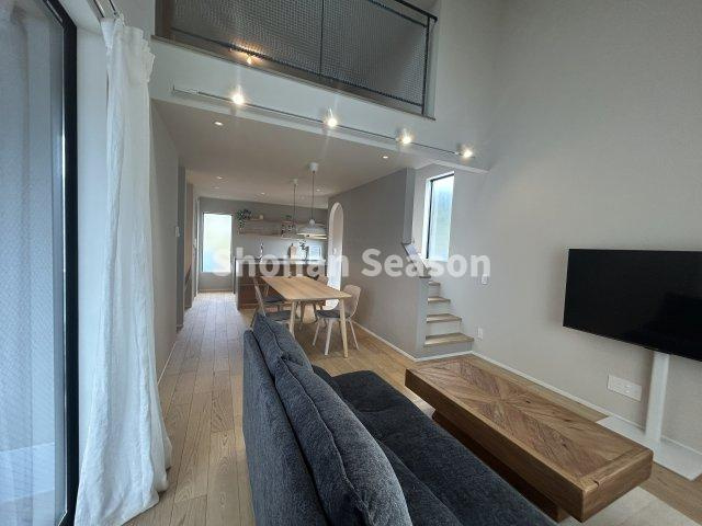 【居間・リビング】 | 上下階の移動もコミュニケーションが取りやすいリビング階段！
自然に顔を合せられますよ♪