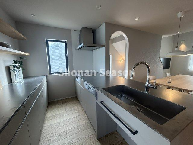 【キッチン】 | たっぷり収納可能なカップボードは標準仕様！
増えがちなキッチン用品もたっぷり収納可能です♪