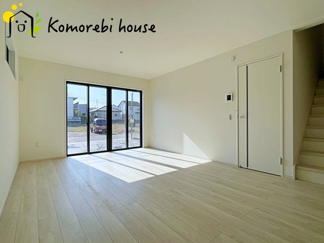 北本市中丸　12期　新築一戸建て　グレース　02の居間・リビング|高性能窓と断熱材を採用したLDKで、冷暖房効率アップ。家族が集まる時間も快適に過ごせるリビングです。