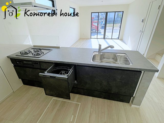 北本市中丸　12期　新築一戸建て　グレース　02のキッチン|食洗機や浄水器を備えた多機能キッチン。広がりある空間で、家族と会話を楽しみながら料理ができるカウンターキッチンです