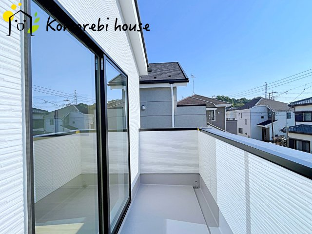 北本市中丸　12期　新築一戸建て　グレース　02のバルコニー|防水施工がしっかりと施されたバルコニーで、雨の日も安心。長く使える耐久性を備えたメンテナンスしやすい仕様です。