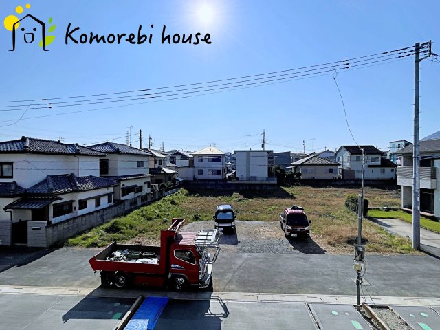 北本市中丸　12期　新築一戸建て　グレース　02の展望|高い建物に囲まれないため、バルコニーからの眺望は開放的。朝日や夕焼けの美しさを日々感じられる、心が落ち着く景色が広がります。