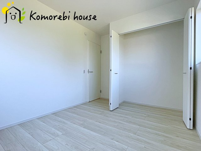 北本市中丸　12期　新築一戸建て　グレース　02の収納|収納付きでゆとりのある空間。寝室としても、子ども部屋としても使え、衣類やおもちゃもスッキリ片付く快適な部屋。
