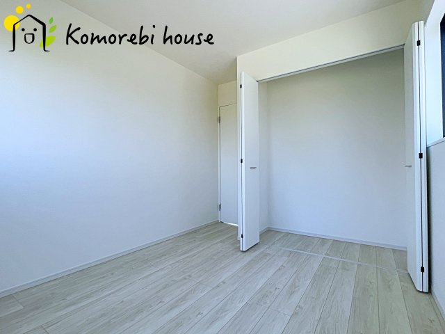 北本市中丸　12期　新築一戸建て　グレース　02の子供部屋|寝室としても、子ども部屋としても使えるゆとりの空間。朝は窓から差し込む光で目覚め、夕方は宿題や遊びに集中できる、自分だけの居場所に。