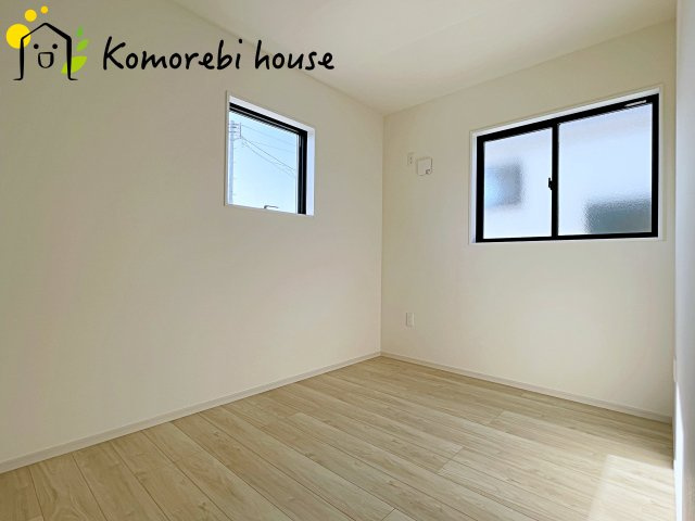 北本市中丸　12期　新築一戸建て　グレース　02の洋室|明るい光が差し込む洋室は、寝室・子ども部屋・ワークスペースなど多用途に使える自由度の高い空間。家具の配置もしやすく、暮らしに合わせて柔軟に活用できます。