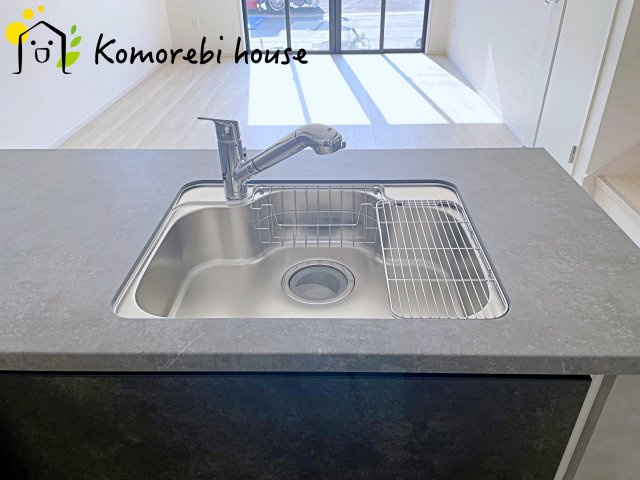 北本市中丸　12期　新築一戸建て　グレース　02のキッチン|浄水器一体型で、いつでも美味しいお水がそのまま使えるキッチンシンク。料理やコーヒーづくり、炊飯にも安心して利用でき、毎日の食卓が少し豊かに。