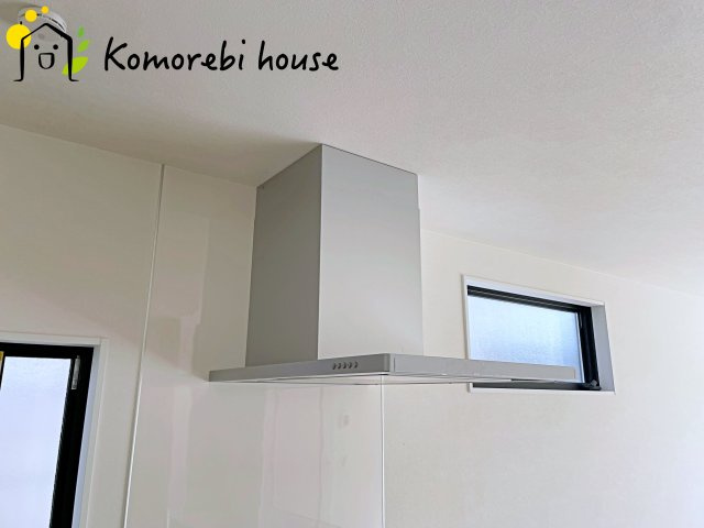 北本市中丸　12期　新築一戸建て　グレース　02のキッチン|吸引力の高いレンジフードが煙や匂いを素早く排出。揚げ物や炒め物も気兼ねなくでき、リビングに匂いを残しません。