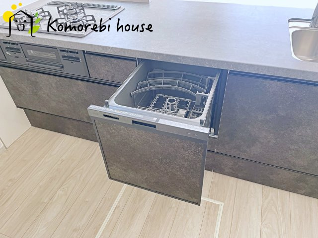北本市中丸　12期　新築一戸建て　グレース　02のキッチン|忙しい毎日の食後も、食器洗いは食洗器におまかせ。家族が食事を楽しんでいる間に、洗浄・乾燥まで完了するから、片付けのストレスを減らしてリビングでの団らん時間をゆったり過ごせます。