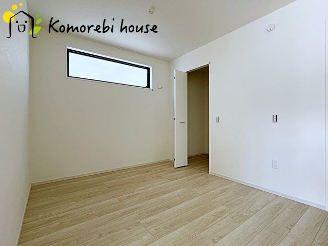 北本市中丸　12期　新築一戸建て　グレース　02の内装|収納付きでゆとりのある空間。寝室としても、子ども部屋としても使え、衣類やおもちゃもスッキリ片付く快適な部屋。