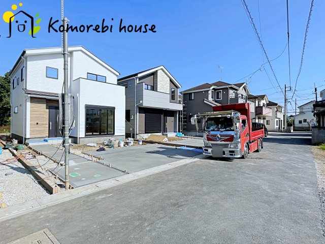 北本市中丸　12期　新築一戸建て　グレース　02の前面道路含む現地写真|前面道路は幅員ゆったりで車の出し入れもスムーズ。静かな住宅街に建つ新築戸建てです。