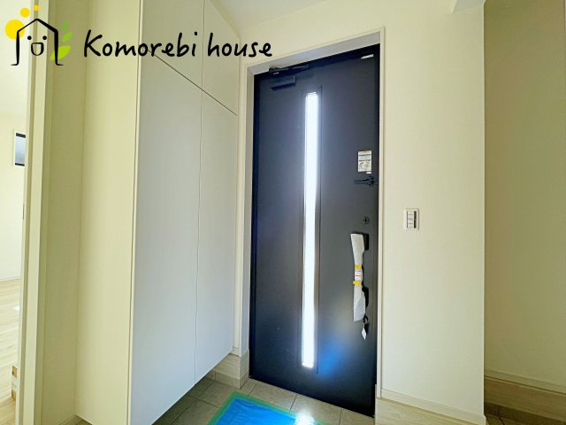 北本市中丸　12期　新築一戸建て　グレース　02の玄関|明るく使いやすい玄関で、家族の生活をスムーズに。収納や導線も配慮された万能空間です。