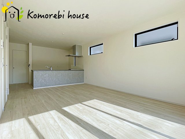 北本市中丸　12期　新築一戸建て　グレース　02の居間・リビング|縦に広がるLDKは、空間を効率的に使える設計。キッチンからリビング、ダイニングまで家族の気配を感じられます。