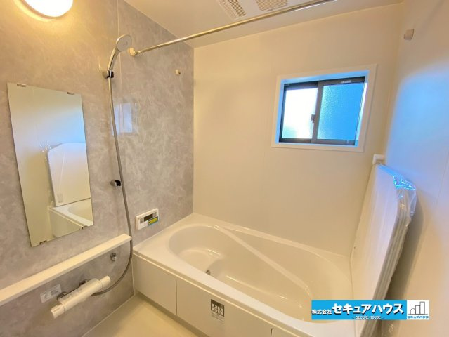 【今からご案内可能】刈谷市重原本町の浴室|【浴室】
◆アクセントパネルで落ち着きのある雰囲気を演出します。毎日の疲れを癒やすバスタイムをお楽しみ下さい！
◆窓付きで、カビの繁殖を抑える効果があります。
◆追い炊き機能付きのオートバスです。　　