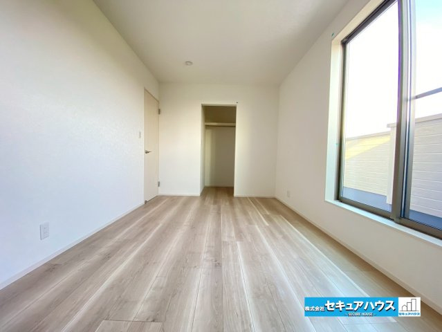 刈谷市重原本町　の洋室|【洋室】
◆家族一人ひとりの大切なプライベート空間。趣味に合わせて使って頂けるようシンプルに仕上げてあります。暮らし心地を大きく左右する収納を、適材適所に配置し使い勝手を考慮しました。　