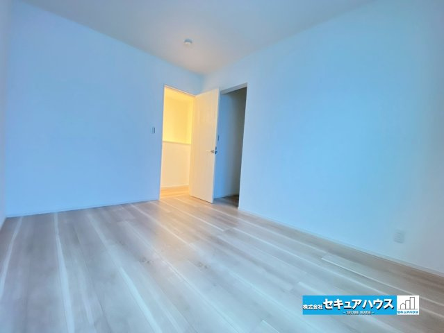 【今からご案内可能】刈谷市重原本町の洋室|【納戸6帖】
◆納戸は居室として、お子様のお部屋や主寝室、来客時の宿泊室、趣味のお部屋としてもご利用いただけます♪
◆ウォークインクローゼット付きののため収納スペースも充分にあるお部屋です。　　　　　