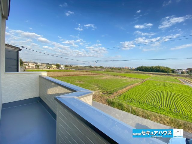 【今からご案内可能】刈谷市重原本町のバルコニー|【バルコニー】
◆見晴らしもよく、太陽の温かな温もりをめいっぱい受け止めてくれます。
太陽の光と爽やかな風を受けたお洗濯物はあっという間に乾き、取りこむ時には太陽の匂いを感じられそうですね。　