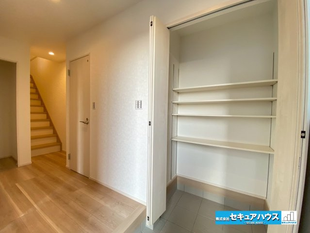 【今からご案内可能】刈谷市重原本町の玄関|【玄関】
◆採光・通風にも配慮された設計で毎日明るい空間をキープします♪
◆シューズインクロゼットは可動棚となっているためブーツや高さのある靴も収納可能です。
◆ダブルロックキーで防犯面も安心です。　