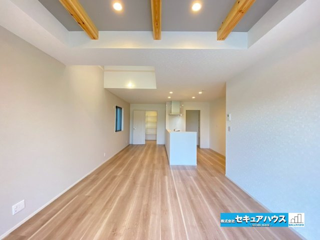 【今からご案内可能】刈谷市重原本町の居間・リビング|【LDK20.2帖】
◆折上天井に吹抜付きの開放感あふれるリビング♪
◆南向き×2面の窓から通風も採光も良好です。
◆対面式キッチンのため、リビングの様子やテレビを見ながら料理できます。　　　　　　　