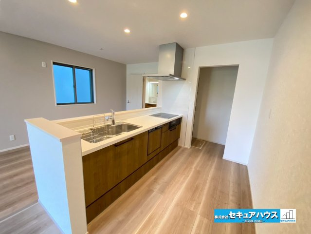 【今からご案内可能】刈谷市重原本町のキッチン|【キッチン】
◆広々としたキッチンスペースのため家族で並んで料理することができます。
◆パントリー付きのキッチンのため調味料やお菓子を収納することが可能♪可動式高さ調整可能な棚が4段設置されています。