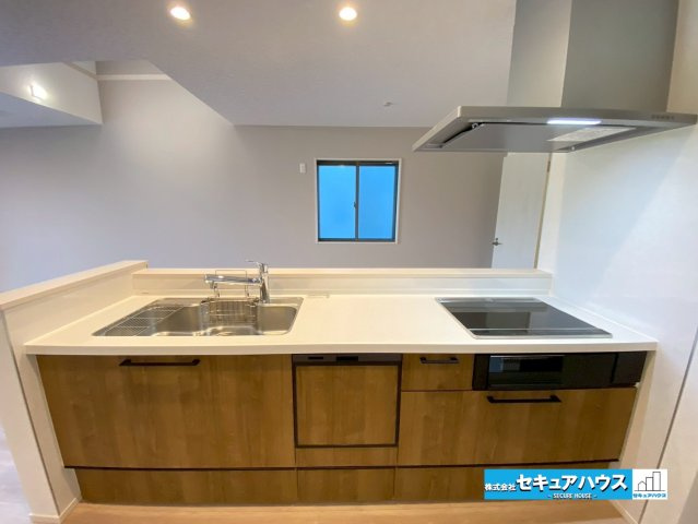 【今からご案内可能】刈谷市重原本町のキッチン|【キッチン】
◆同時にたくさんの料理が調理できる3口コンロ。「焼く・蒸す・煮る」の工程を同時進行で進めることができるので、料理を素早く作ることができます。育児でバタバタ忙しいママに嬉しい♪　　　　　　