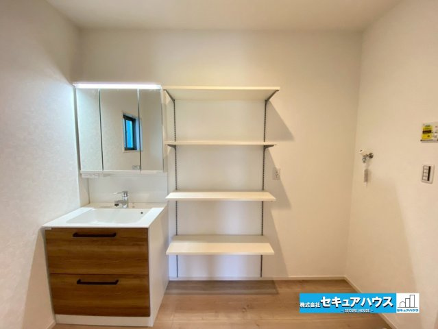 【今からご案内可能】刈谷市重原本町の独立洗面台|【洗面台】
◆鏡の裏にはたっぷりと収納スペースを標準装備！
◆電源を付属しているのでドライヤーなど利用できます。
◆洗面台横には可動棚が4段設置されており、タオルや洗剤などを置くことができます。　　　