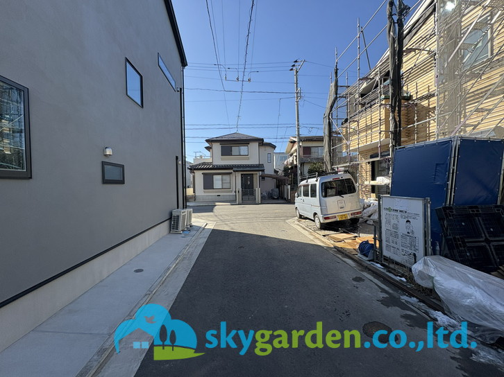 茅ヶ崎市浜須賀　新築戸建　全9棟1号棟の前面道路含む現地写真