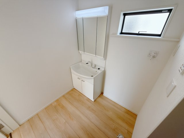 【Cradle Garden】宇都宮市雀の宮 第10 全2邸の洗面所|〇洗面化粧台〇
洗面脱衣室には使いやすい三面鏡を設置しました。鏡の裏側には便利な収納スペースがついており、使いやすい仕様です。　