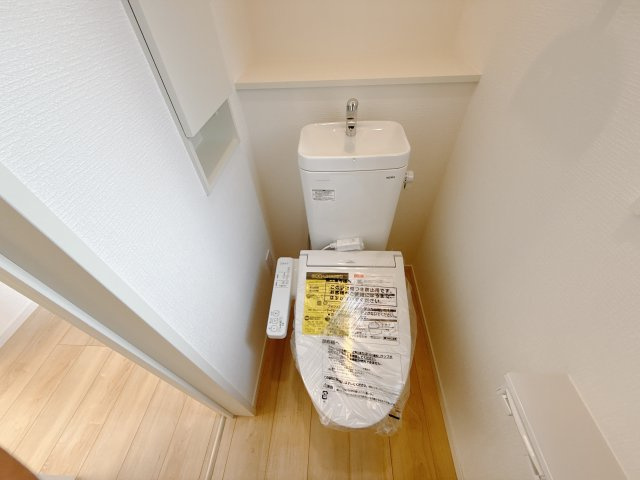 【Cradle Garden】宇都宮市雀の宮 第10 全2邸のトイレ|〇トイレ〇
ニッチ収納＆タオル掛け付きトイレ。ご家族様の多いご家庭でも安心の、２階建てプランはもちろん、トイレ２ヵ所付きです！ふたは自動開閉式◎
※2025年9月撮影