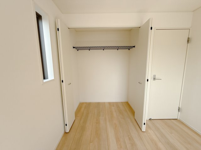 【Cradle Garden】宇都宮市雀の宮 第10 全2邸の収納|〇2F洋室クローゼット〇
２階各居室に収納完備！しっかり容量があるので、いつでもお部屋がスッキリ片付きます♪
※2025年9月撮影
