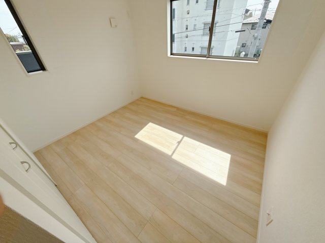 【Cradle Garden】宇都宮市雀の宮 第10 全2邸の洋室|〇2F洋室5.7帖〇
お子様の一人部屋に適した洋室。自分の部屋を持っている子供たちは、自分のおもちゃや勉強道具、洋服などの私物をひとつの部屋で管理できるようになります。
※2025年9月撮影