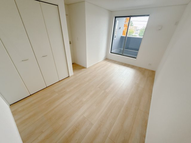 【Cradle Garden】宇都宮市雀の宮 第10 全2邸の洋室|〇2F洋室8帖〇
バルコニーに繋がる明るい主寝室です。1.5帖の大容量ウォークインクローゼット完備♪
※2025年9月撮影