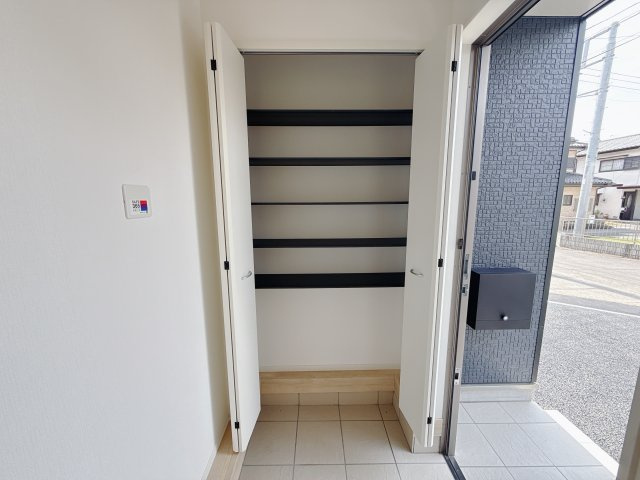 【Cradle Garden】宇都宮市雀の宮 第10 全2邸の収納|〇玄関収納〇
お客様をお出迎えする玄関は、白を基調とした清潔感のあふれる空間♪高さ調節自由な可動棚付きシューズクローク完備♪
※2025年9月撮影