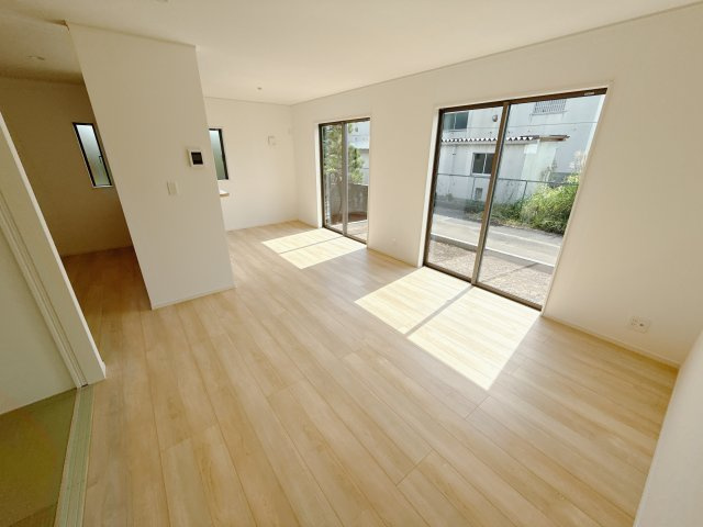 【Cradle Garden】宇都宮市雀の宮 第10 全2邸の居間・リビング|〇LDK16帖〇
広々としたリビングは南側に設けた掃き出し窓からたくさんの陽光を取り入れてくれます。広さがありますので家具の配置も自由自在♪
※2025年9月撮影