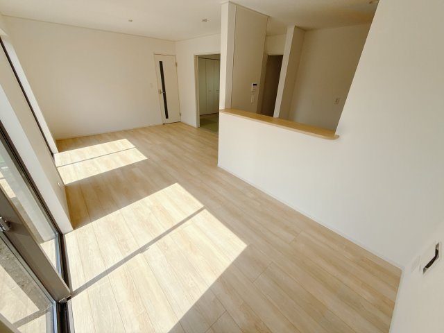 【Cradle Garden】宇都宮市雀の宮 第10 全2邸の洋室|〇LDK16帖〇
リビングの横に和室を設けた和モダンな間取り。襖を開放すればフラットなひと続きの空間として、閉めればそれぞれ独立した空間として使用できます。
※2025年9月撮影