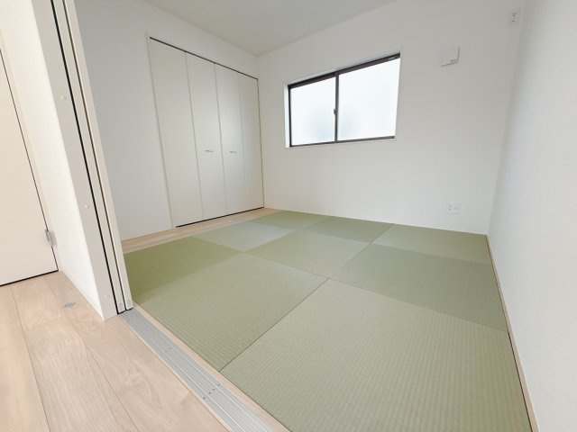 【Cradle Garden】宇都宮市雀の宮 第10 全2邸の和室|〇1F和室5.2帖〇
あると嬉しい1階の一部屋。お子様のお昼寝スペースや客間、お友達やご親戚のお泊り部屋としても使えます。
※2025年9月撮影