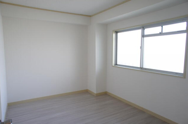 シャトレ北川の洋室