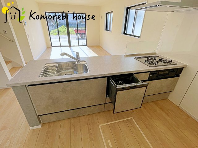 北本市中丸　12期　新築一戸建て　グレース　03のキッチン|食洗機や浄水器を備えた多機能キッチン。広がりある空間で、家族と会話を楽しみながら料理ができるカウンターキッチンです