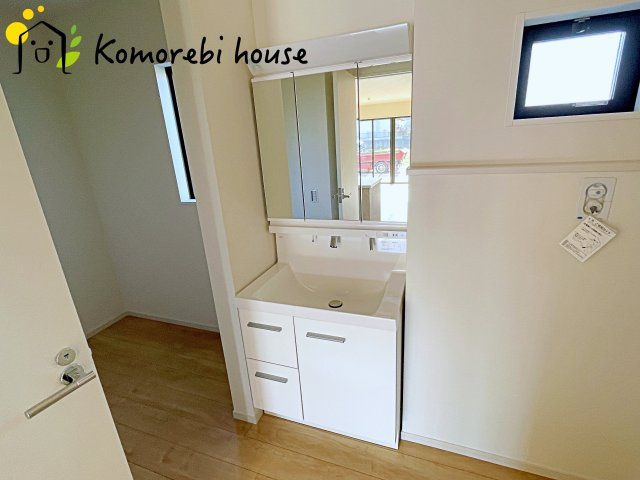 北本市中丸　12期　新築一戸建て　グレース　03の独立洗面台|白を基調とした清潔感のある洗面台。シンプルで上品なデザインが空間に明るさをプラスします。