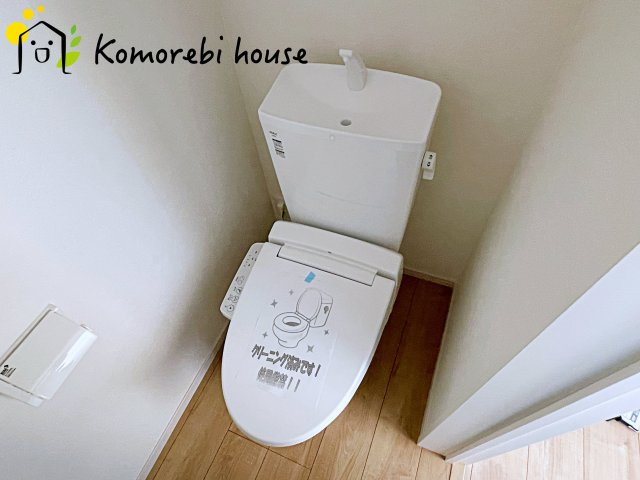 北本市中丸　12期　新築一戸建て　グレース　03のトイレ|温水洗浄機能（ウォシュレット）標準装備で、毎日のトイレ時間がより快適に。やさしい温水洗浄で清潔を保てるだけでなく、冬場のヒヤッと感を軽減する暖房便座も嬉しいポイント。