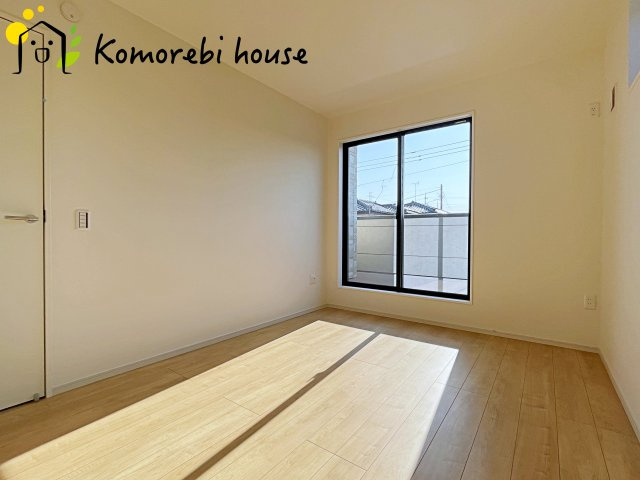 北本市中丸　12期　新築一戸建て　グレース　03の寝室|一日の疲れをゆっくり癒せる主寝室は、ベッドを置いてもゆとりある広さが魅力。収納完備で衣類もスッキリ収まり、静かで落ち着いた空間が快適な眠りをサポートします。