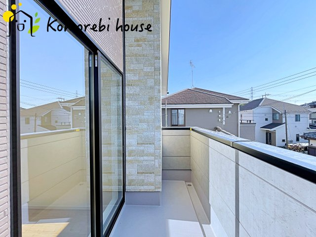 北本市中丸　12期　新築一戸建て　グレース　03のバルコニー|防水施工がしっかりと施されたバルコニーで、雨の日も安心。長く使える耐久性を備えたメンテナンスしやすい仕様です。