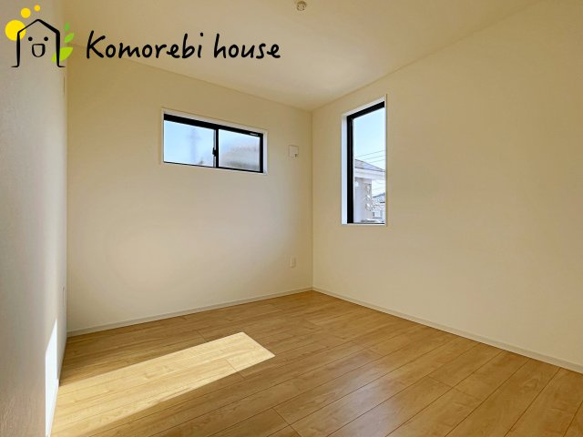 北本市中丸　12期　新築一戸建て　グレース　03の洋室|明るい光が差し込む洋室は、寝室・子ども部屋・ワークスペースなど多用途に使える自由度の高い空間。家具の配置もしやすく、暮らしに合わせて柔軟に活用できます。