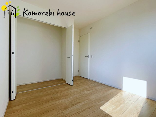 北本市中丸　12期　新築一戸建て　グレース　03の収納|収納付きでゆとりのある空間。寝室としても、子ども部屋としても使え、衣類やおもちゃもスッキリ片付く快適な部屋。