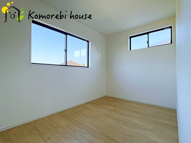 北本市中丸　12期　新築一戸建て　グレース　03の洋室|明るい光が差し込む洋室は、寝室・子ども部屋・ワークスペースなど多用途に使える自由度の高い空間。家具の配置もしやすく、暮らしに合わせて柔軟に活用できます。