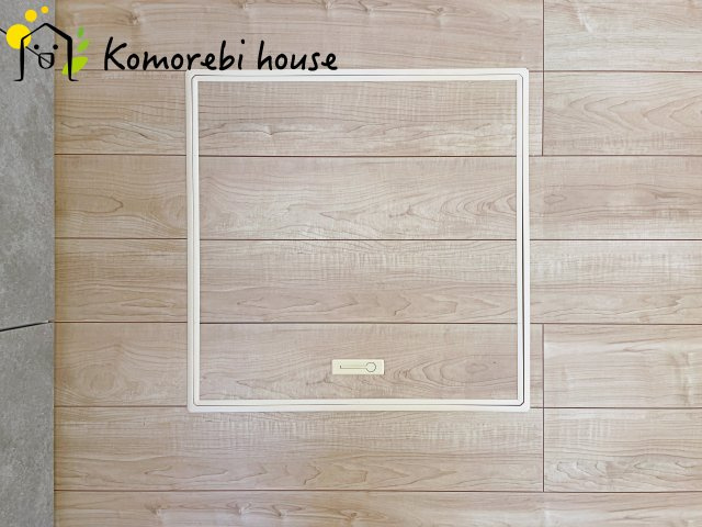 北本市中丸　12期　新築一戸建て　グレース　03の内装|調味料やストック食材、非常用品までまとめてしまえる床下収納。キッチン周りがすっきり片付き、必要な時にさっと取り出せる“賢い収納スペース”として毎日の家事を支えます。